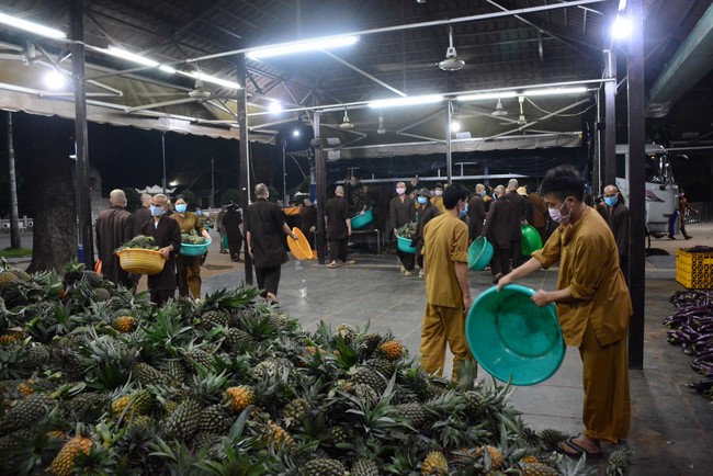 Continuing to support people in need in the Covid-19 pandemic of Hoang Phap Pagoda (series 12)