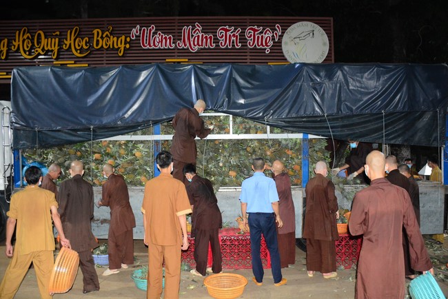 Continuing to support people in need in the Covid-19 pandemic of Hoang Phap Pagoda (series 12)