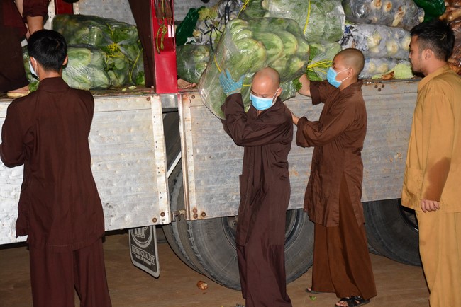 Continuing to support people in need in the Covid-19 pandemic of Hoang Phap Pagoda (series 12)