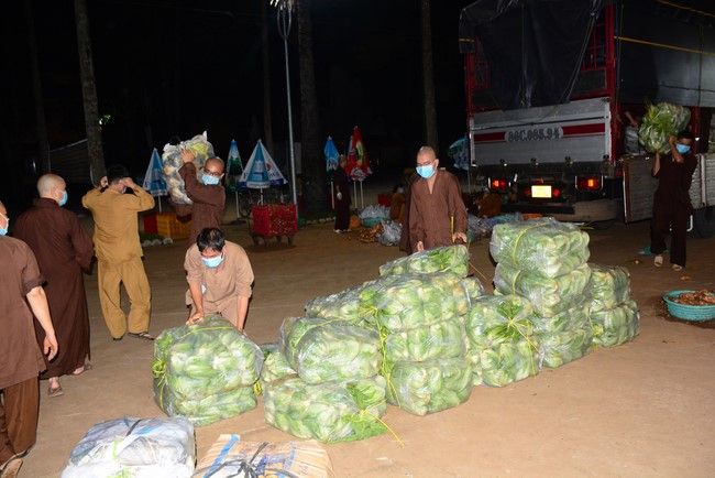 Continuing to support people in need in the Covid-19 pandemic of Hoang Phap Pagoda (series 12)