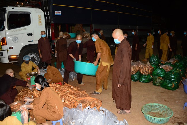 Continuing to support people in need in the Covid-19 pandemic of Hoang Phap Pagoda (series 12)
