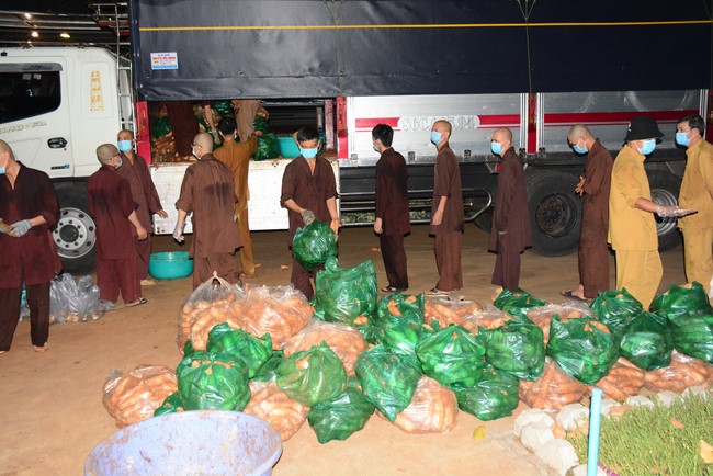 Continuing to support people in need in the Covid-19 pandemic of Hoang Phap Pagoda (series 12)