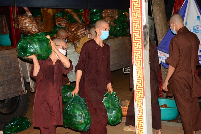 Continuing to support people in need in the Covid-19 pandemic of Hoang Phap Pagoda (series 12)