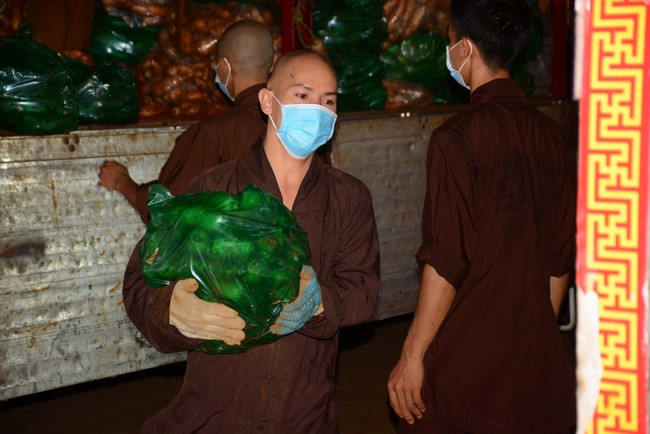 Continuing to support people in need in the Covid-19 pandemic of Hoang Phap Pagoda (series 12)