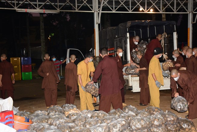 Continuing to support people in need in the Covid-19 pandemic of Hoang Phap Pagoda (series 12)