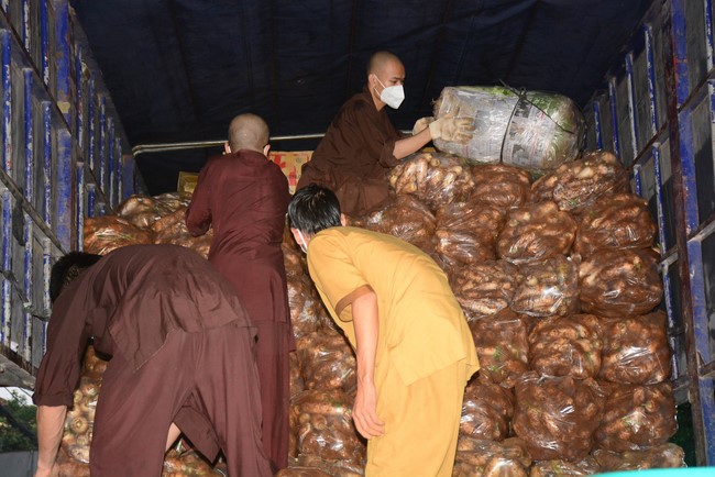 Continuing to support people in need in the Covid-19 pandemic of Hoang Phap Pagoda (series 12)