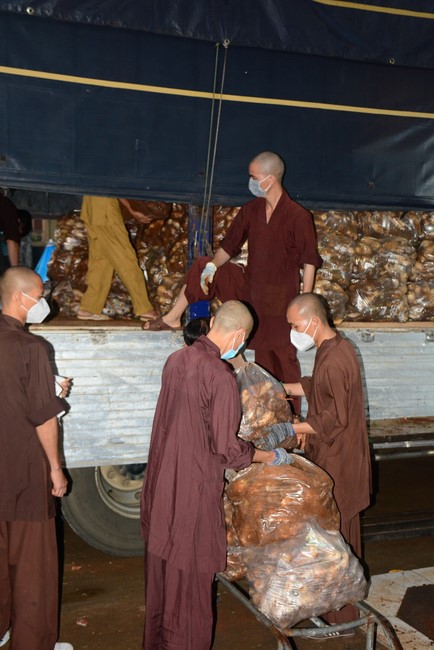 Continuing to support people in need in the Covid-19 pandemic of Hoang Phap Pagoda (series 12)