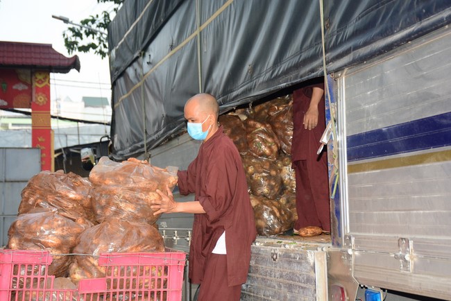 Continuing to support people in need in the Covid-19 pandemic of Hoang Phap Pagoda (series 12)