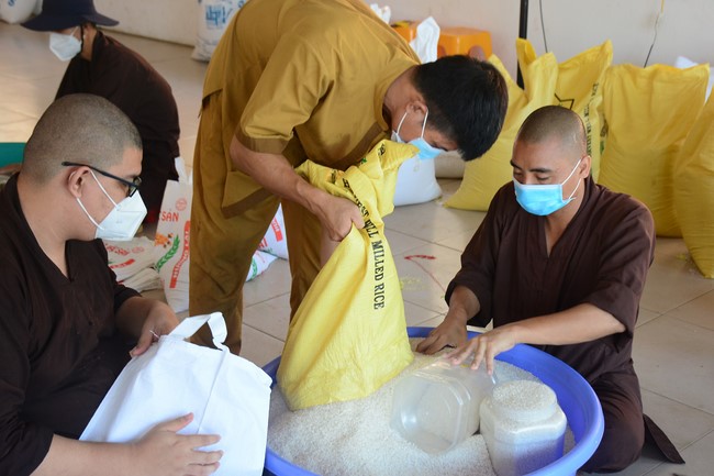 Continuing to support people in need in the Covid-19 pandemic of Hoang Phap Pagoda (series 12)