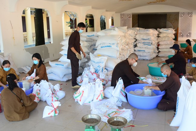 Continuing to support people in need in the Covid-19 pandemic of Hoang Phap Pagoda (series 12)