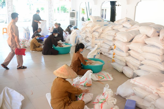 Continuing to support people in need in the Covid-19 pandemic of Hoang Phap Pagoda (series 12)