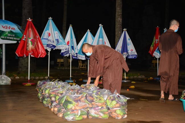 Continuing to support people in need in the Covid-19 pandemic of Hoang Phap Pagoda (series 12)