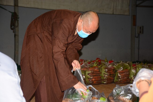 Continuing to support people in need in the Covid-19 pandemic of Hoang Phap Pagoda (series 12)