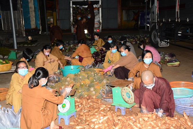 Continuing to support people in need in the Covid-19 pandemic of Hoang Phap Pagoda (series 12)