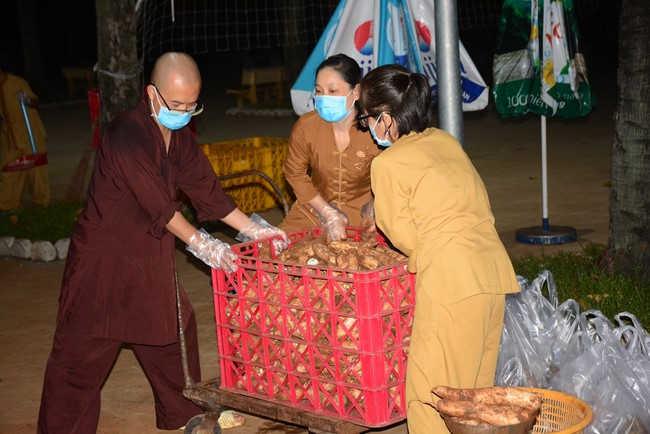 Continuing to support people in need in the Covid-19 pandemic of Hoang Phap Pagoda (series 12)