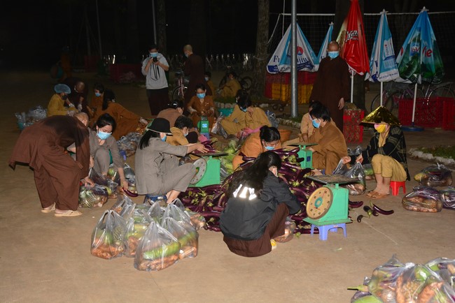 Continuing to support people in need in the Covid-19 pandemic of Hoang Phap Pagoda (series 12)