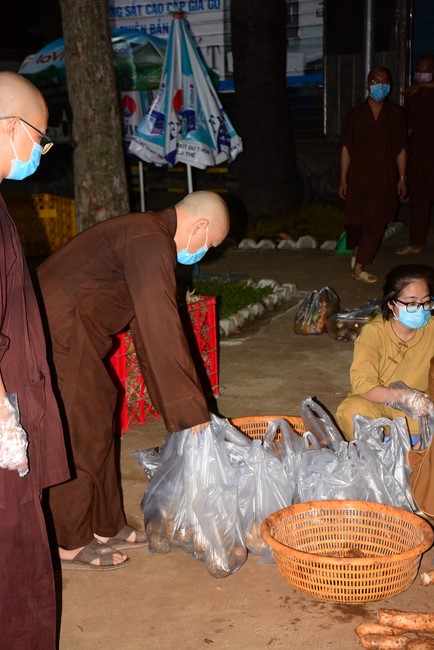 Continuing to support people in need in the Covid-19 pandemic of Hoang Phap Pagoda (series 12)