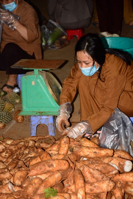 Continuing to support people in need in the Covid-19 pandemic of Hoang Phap Pagoda (series 12)