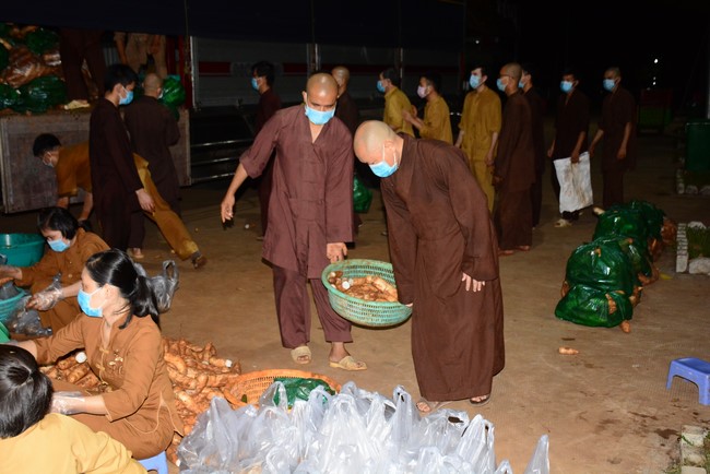 Continuing to support people in need in the Covid-19 pandemic of Hoang Phap Pagoda (series 12)