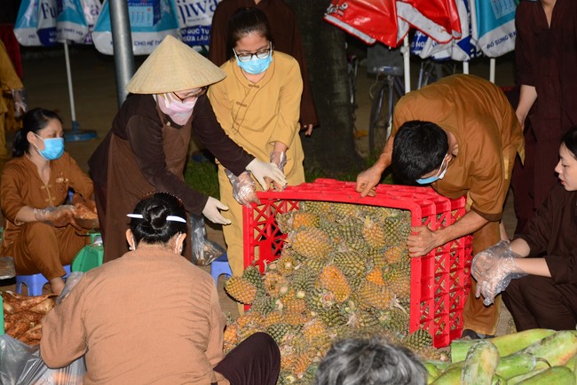 Continuing to support people in need in the Covid-19 pandemic of Hoang Phap Pagoda (series 12)