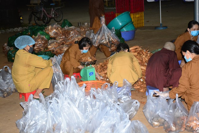 Continuing to support people in need in the Covid-19 pandemic of Hoang Phap Pagoda (series 12)