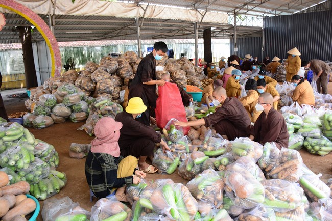 Continuing to support people in need in the Covid-19 pandemic of Hoang Phap Pagoda (series 12)
