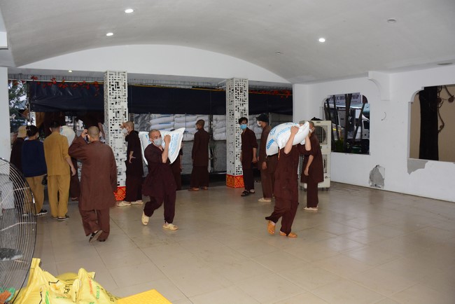 Continuing to support people in need in the Covid-19 pandemic of Hoang Phap Pagoda (series 12)