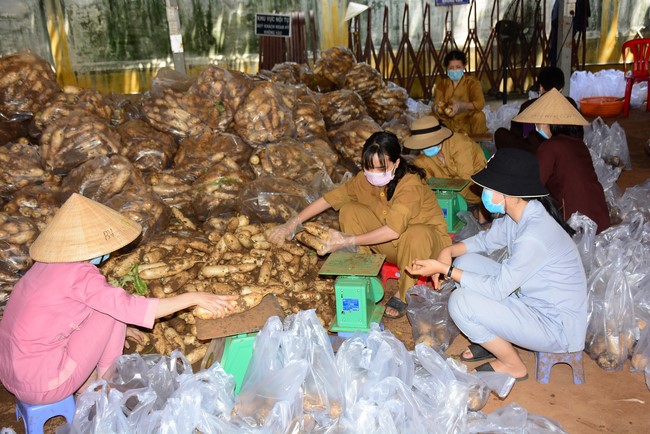 Continuing to support people in need in the Covid-19 pandemic of Hoang Phap Pagoda (series 12)