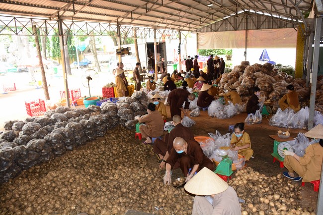 Continuing to support people in need in the Covid-19 pandemic of Hoang Phap Pagoda (series 12)