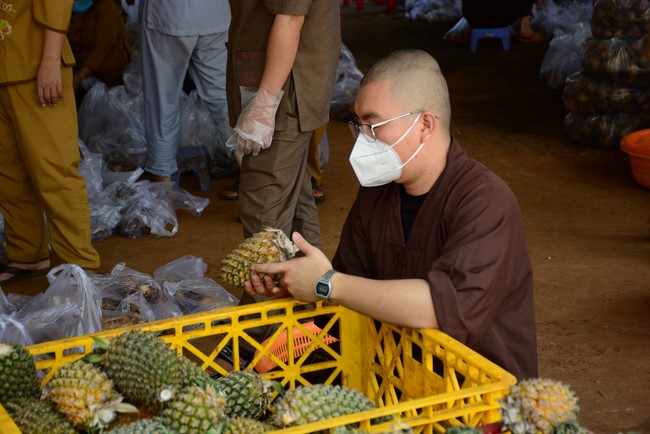 Continuing to support people in need in the Covid-19 pandemic of Hoang Phap Pagoda (series 12)