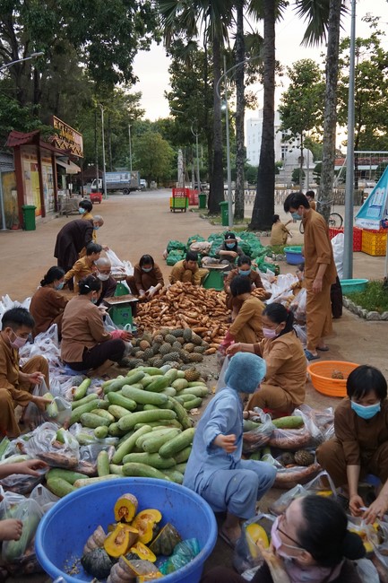 Continuing to support people in need in the Covid-19 pandemic of Hoang Phap Pagoda (series 12)