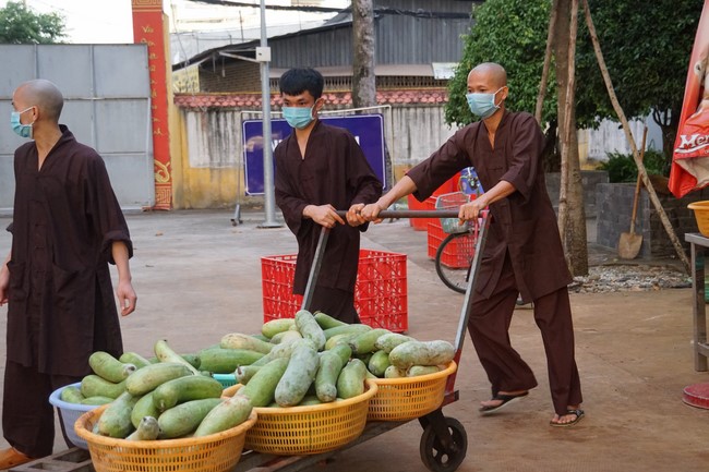 Continuing to support people in need in the Covid-19 pandemic of Hoang Phap Pagoda (series 12)