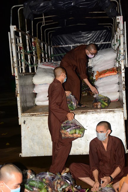 Continuing to support people in need in the Covid-19 pandemic of Hoang Phap Pagoda (series 12)