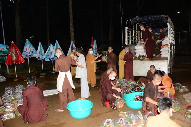 Continuing to support people in need in the Covid-19 pandemic of Hoang Phap Pagoda (series 12)
