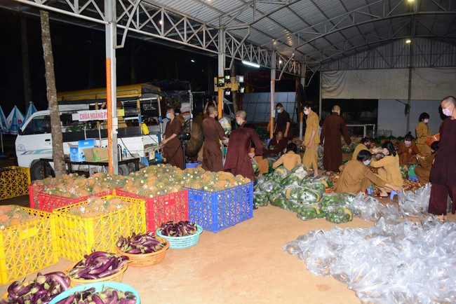 Continuing to support people in need in the Covid-19 pandemic of Hoang Phap Pagoda (series 12)