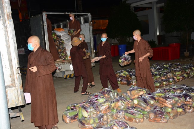 Continuing to support people in need in the Covid-19 pandemic of Hoang Phap Pagoda (series 12)