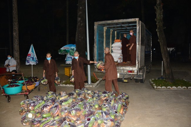 Continuing to support people in need in the Covid-19 pandemic of Hoang Phap Pagoda (series 12)