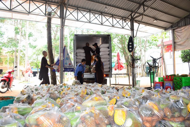 Continuing to support people in need in the Covid-19 pandemic of Hoang Phap Pagoda (series 12)