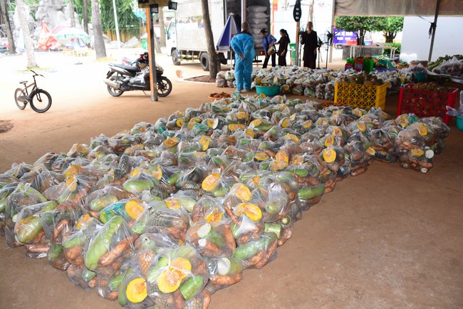 Continuing to support people in need in the Covid-19 pandemic of Hoang Phap Pagoda (series 12)