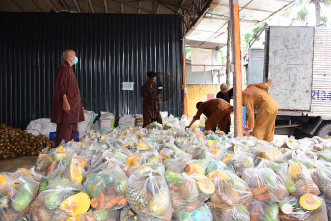 Continuing to support people in need in the Covid-19 pandemic of Hoang Phap Pagoda (series 12)