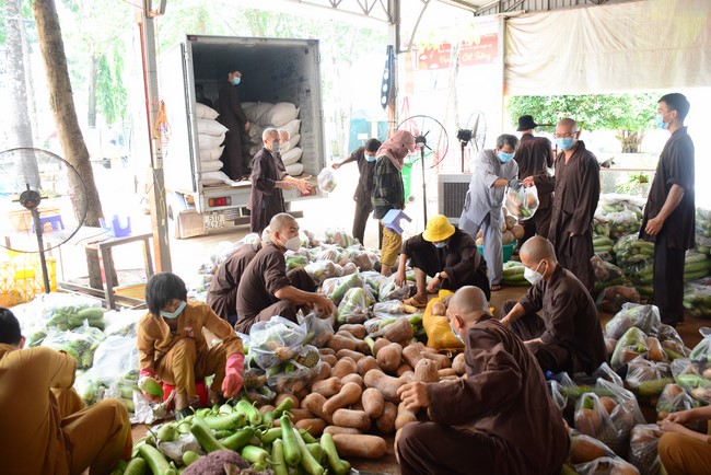 Continuing to support people in need in the Covid-19 pandemic of Hoang Phap Pagoda (series 12)