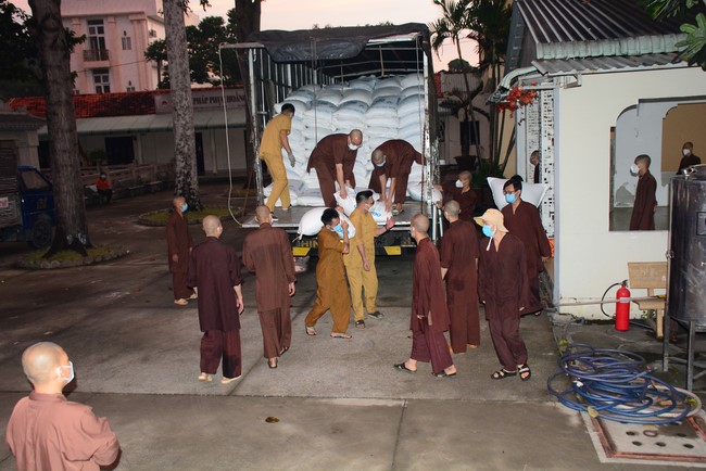 Continuing to support people in need in the Covid-19 pandemic of Hoang Phap Pagoda (series 12)