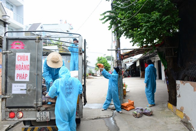 Continuing to support people in need in the Covid-19 pandemic of Hoang Phap Pagoda (series 12)