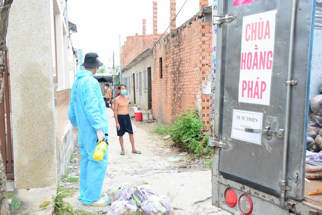 Continuing to support people in need in the Covid-19 pandemic of Hoang Phap Pagoda (series 12)