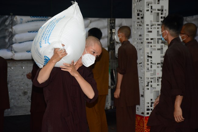 Continuing to support people in need in the Covid-19 pandemic of Hoang Phap Pagoda (series 12)