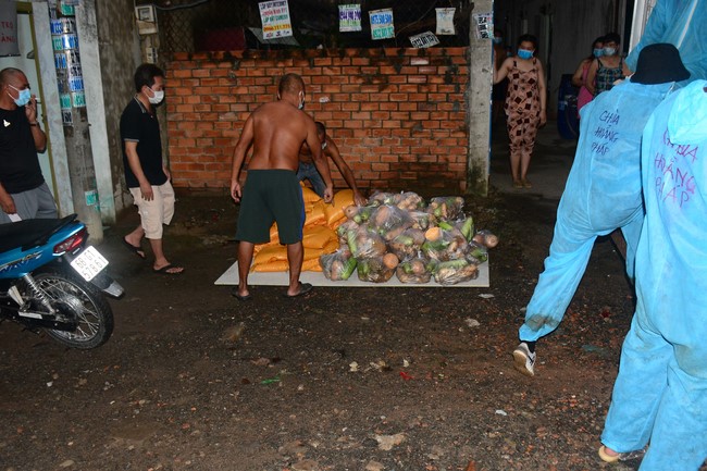 Continuing to support people in need in the Covid-19 pandemic of Hoang Phap Pagoda (series 12)