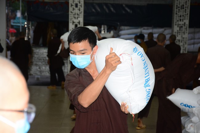 Continuing to support people in need in the Covid-19 pandemic of Hoang Phap Pagoda (series 12)
