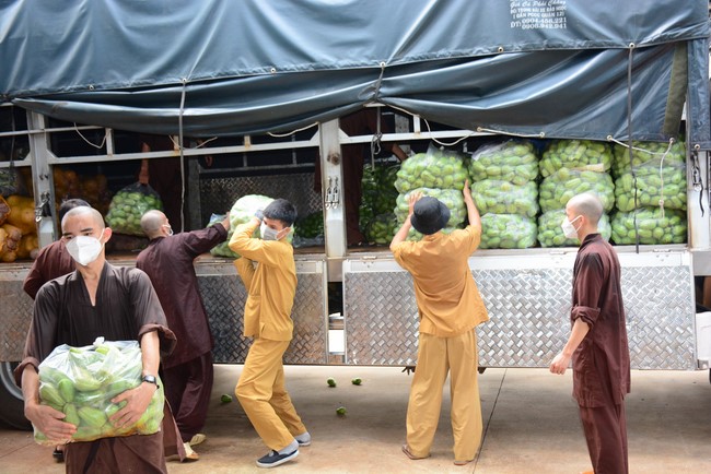 Continuing to support people in need in the Covid-19 pandemic of Hoang Phap Pagoda (series 12)