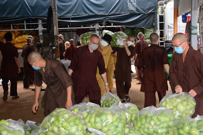 Continuing to support people in need in the Covid-19 pandemic of Hoang Phap Pagoda (series 12)