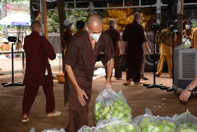 Continuing to support people in need in the Covid-19 pandemic of Hoang Phap Pagoda (series 12)